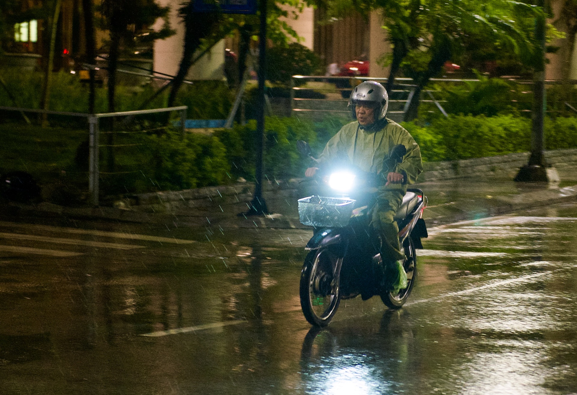 Người dân Hạ Long thở phào khi bão Ragasa suy yếu - 6 Người dân Hạ Long thở phào khi bão Ragasa suy yếu - 6
