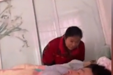 Trời lạnh, con dâu ngủ say giấc, mẹ chồng làm một việc cảm động