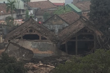 Nổ cực lớn làm sập nhà, 2 trẻ tử vong, nhiều người bị vùi lấp