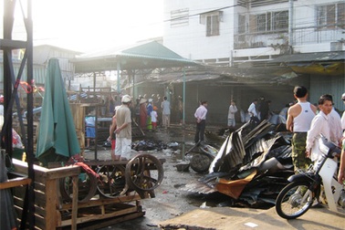 Bà hỏa “ghé” thăm chợ rạng sáng mùng một tết