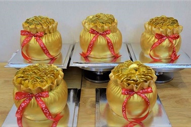 Bánh hũ vàng "cháy hàng" làm không kịp bán ngày Vía Thần Tài