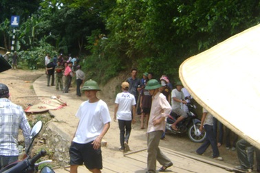 Đâm chết vợ và em vợ tại bến đò