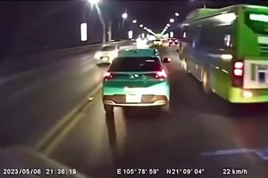 Taxi liều lĩnh quay đầu trên cầu đông phương tiện