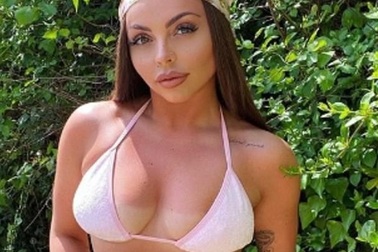 Ca sĩ người Anh khoe vòng một gợi cảm