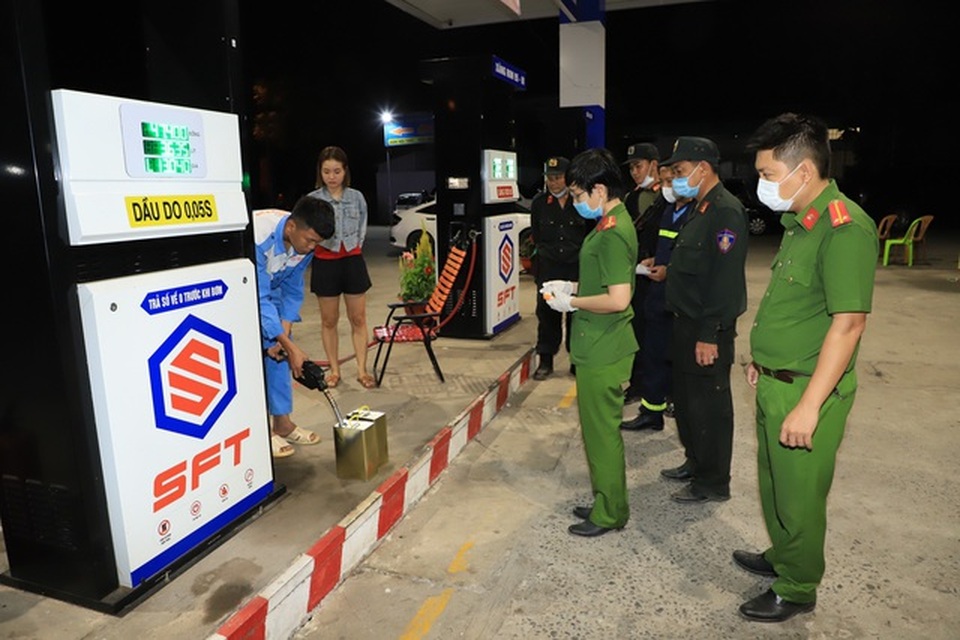 Cảnh sát đang phong tỏa 3 cây xăng ở Bình Dương - 8 Cảnh sát đang phong tỏa 3 cây xăng ở Bình Dương - 8