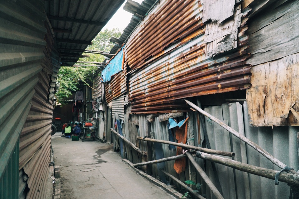 Hà Nội: Khu trọ nghèo căng bạt, nhét túi nilong tránh rét - 1 Hà Nội: Khu trọ nghèo căng bạt, nhét túi nilong tránh rét - 1