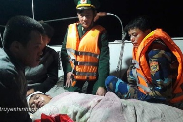 Vượt biển trong đêm đưa thuyền viên gặp nạn vào đất liền cấp cứu