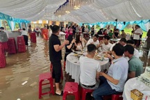 Cô dâu, chú rể nổi tiếng bất đắc dĩ khi cùng hai họ lội nước vui đám cưới