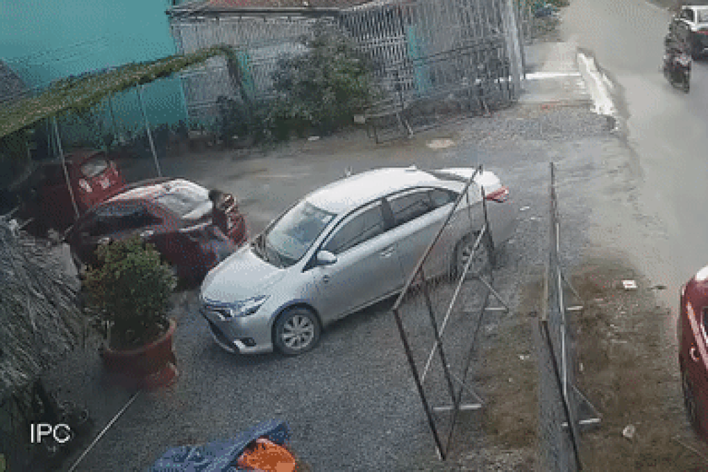 Mâu thuẫn trong làm ăn, đôi nam nữ bị nhóm người dùng hung khí tấn công - 1 Mâu thuẫn trong làm ăn, đôi nam nữ bị nhóm người dùng hung khí tấn công - 1