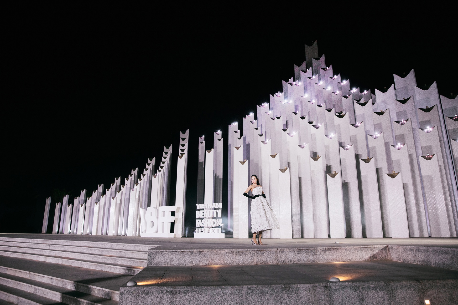 កញ្ញា ឡេ ហ័ងភឿង បង្ហាញស្មាទទេរបស់នាង ក្លាយជាឈុតឆាកនៃកម្មវិធីបង្ហាញម៉ូដ - ១ Hoa hậu Lê Hoàng Phương khoe vai trần, làm vedette show thời trang - 1