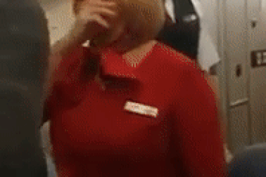 Hành khách nam tát nữ tiếp viên hàng không vì tranh cãi