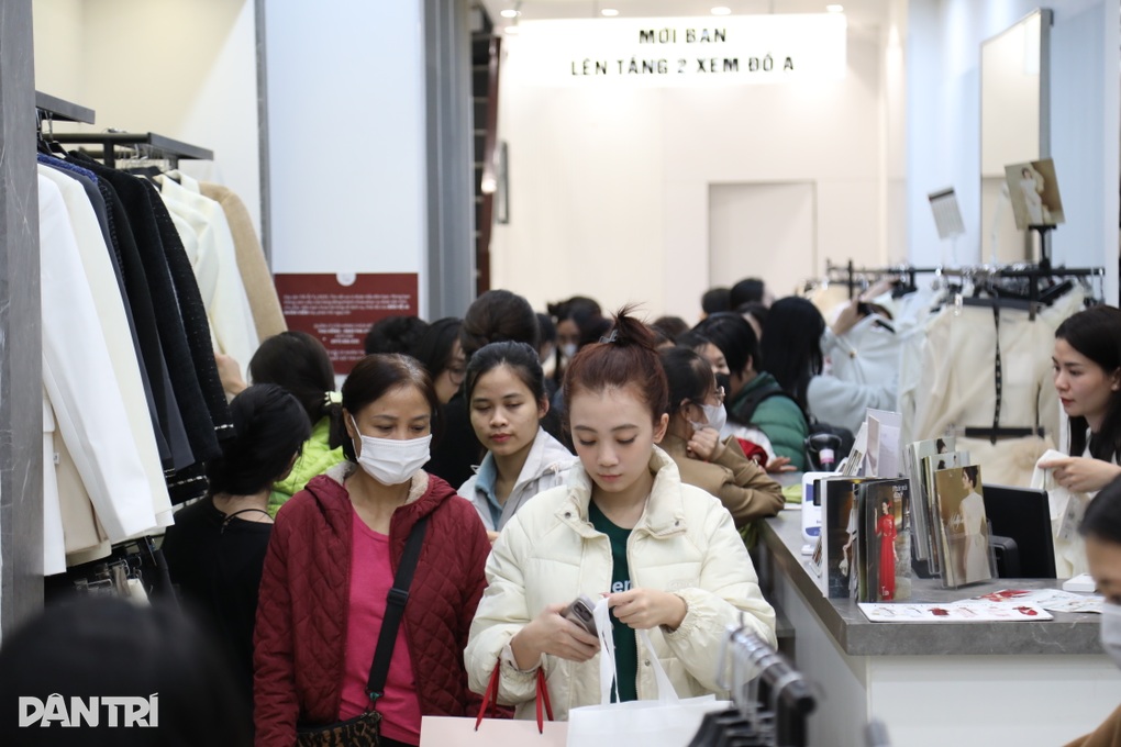 Nhiều chàng trai vạ vật đến đêm đợi người yêu sắm Tết, phố Hà Nội tắc cứng - 3 Nhiều chàng trai vạ vật đến đêm đợi người yêu sắm Tết, phố Hà Nội tắc cứng - 3
