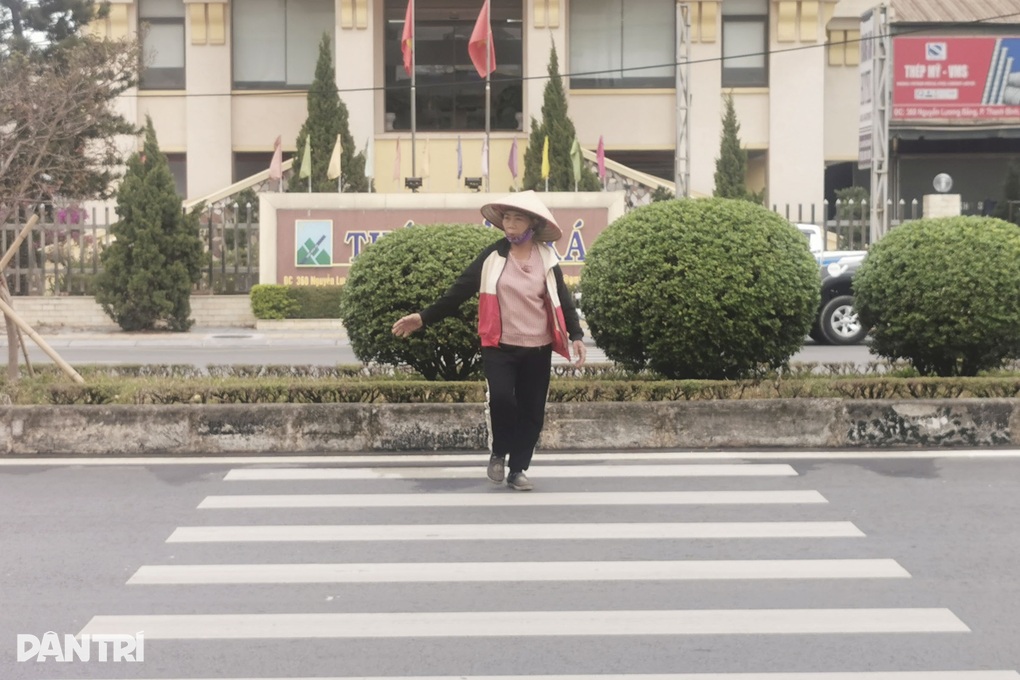 Hải Dương: Vạch sang đường sơn nhầm chỗ gây khó cho người đi bộ - 3 Hải Dương: Vạch sang đường sơn nhầm chỗ gây khó cho người đi bộ - 3