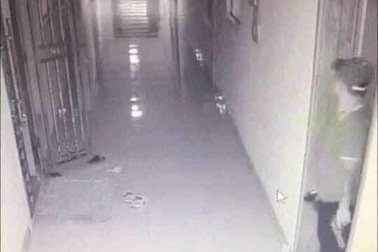 Clip vụ nổ tại chung cư Lũng Lô và sự xuất hiện của nam thanh niên lạ mặt