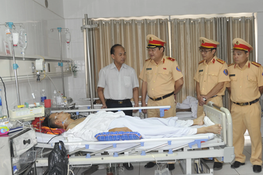 Cấp cứu kịp thời CSGT bị đối tượng vi phạm giao thông cầm dao đâm lén