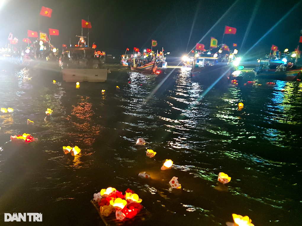 Hội hoa đăng tri ân các anh hùng liệt sĩ bên bờ Lam giang - 4 Hội hoa đăng tri ân các anh hùng liệt sĩ bên bờ Lam giang - 4