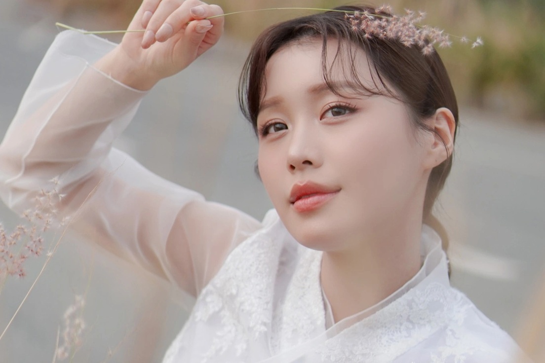 Ca sĩ gốc Hàn 9 năm ở showbiz Việt: Gợi cảm hơn, thừa nhận đánh đổi nhiều