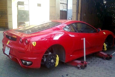 Siêu xe đại gia Việt: Hàng secondhand, bảo dưỡng vỉa hè