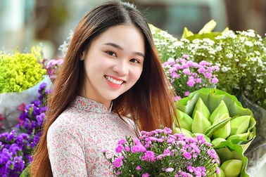Hoa thu Hà Nội khoe sắc cùng thiếu nữ tuổi 18
