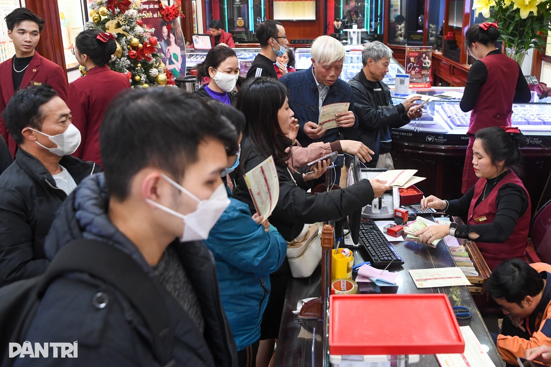 3 kiểu khách ở phố vàng trong ngày giá bốc hơi 6,1 triệu đồng/lượng - 4 3 kiểu khách ở phố vàng trong ngày giá bốc hơi 6,1 triệu đồng/lượng - 4