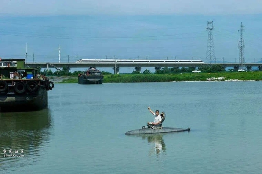 Tàu ngầm tự chế của nông dân Trung Quốc gây sốt: Lặn 8m, chạy bằng pin - 3 Tàu ngầm tự chế của nông dân Trung Quốc gây sốt: Lặn 8m, chạy bằng pin - 3