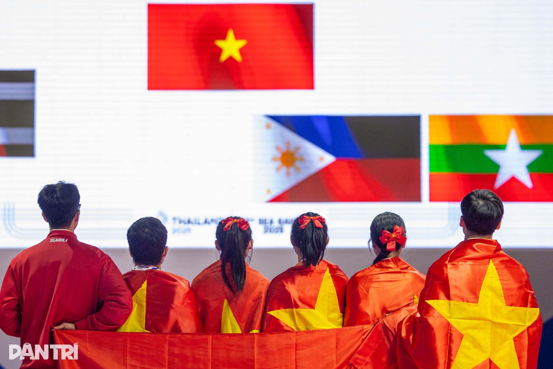 Glädjetårar flödade från taekwondo-atleterna efter att ha vunnit guldmedaljen vid de 33:e SEA Games - 12. Giọt nước mắt vỡ oà của các VĐV taekwondo với tấm HCV SEA Games 33 - 12