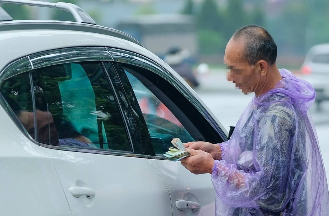 Vé trận chung kết giảm sâu, phe đội mưa đi xả hàng - 8 Vé trận chung kết giảm sâu, phe đội mưa đi xả hàng - 8