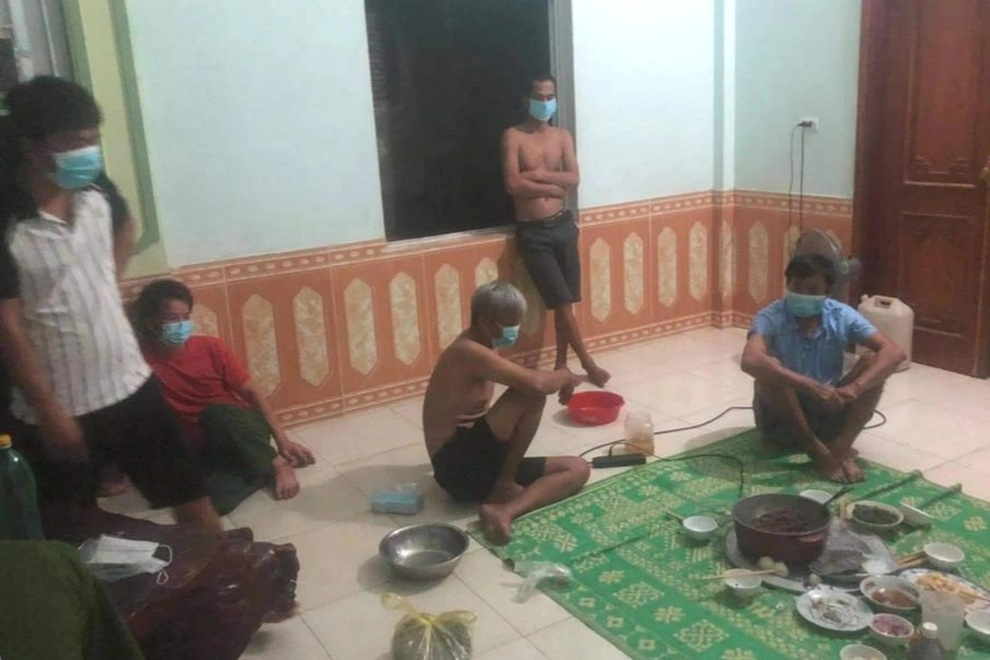Tụ tập ăn uống trong khu cách ly tập trung, 6 người bị phạt 50 triệu đồng - 1 Tụ tập ăn uống trong khu cách ly tập trung, 6 người bị phạt 50 triệu đồng - 1