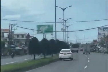 Tài xế nghi ngủ gật khiến ô tô lao vào dải phân cách
