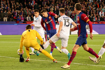 Hạ gục Napoli, Barcelona tiến vào tứ kết Champions League