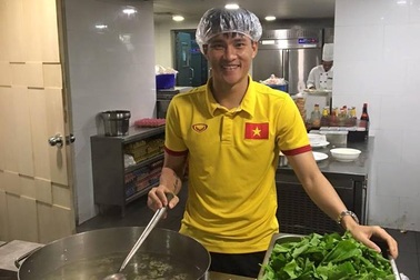 Công Vinh trực tiếp vào bếp nấu ăn cho tuyển thủ Việt Nam