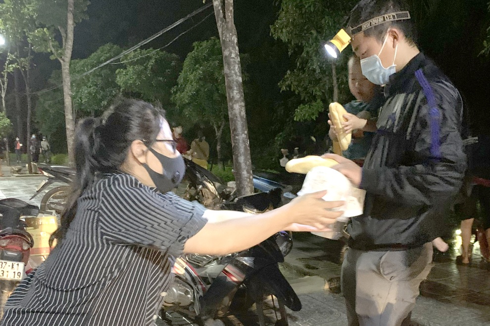 Chủ tịch huyện đi hàng trăm km đón 124 công dân về quê tránh dịch trong đêm - 2 Chủ tịch huyện đi hàng trăm km đón 124 công dân về quê tránh dịch trong đêm - 2