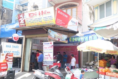 Cửa hàng phát hành vé trúng 112 tỷ đồng nườm nượp người "hỏi thăm"