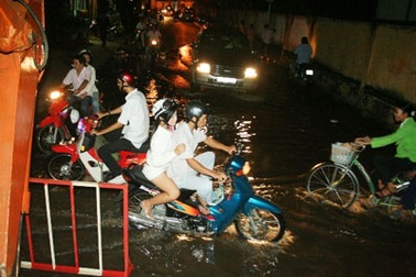 TPHCM lại “ngập chìm” trong triều cường