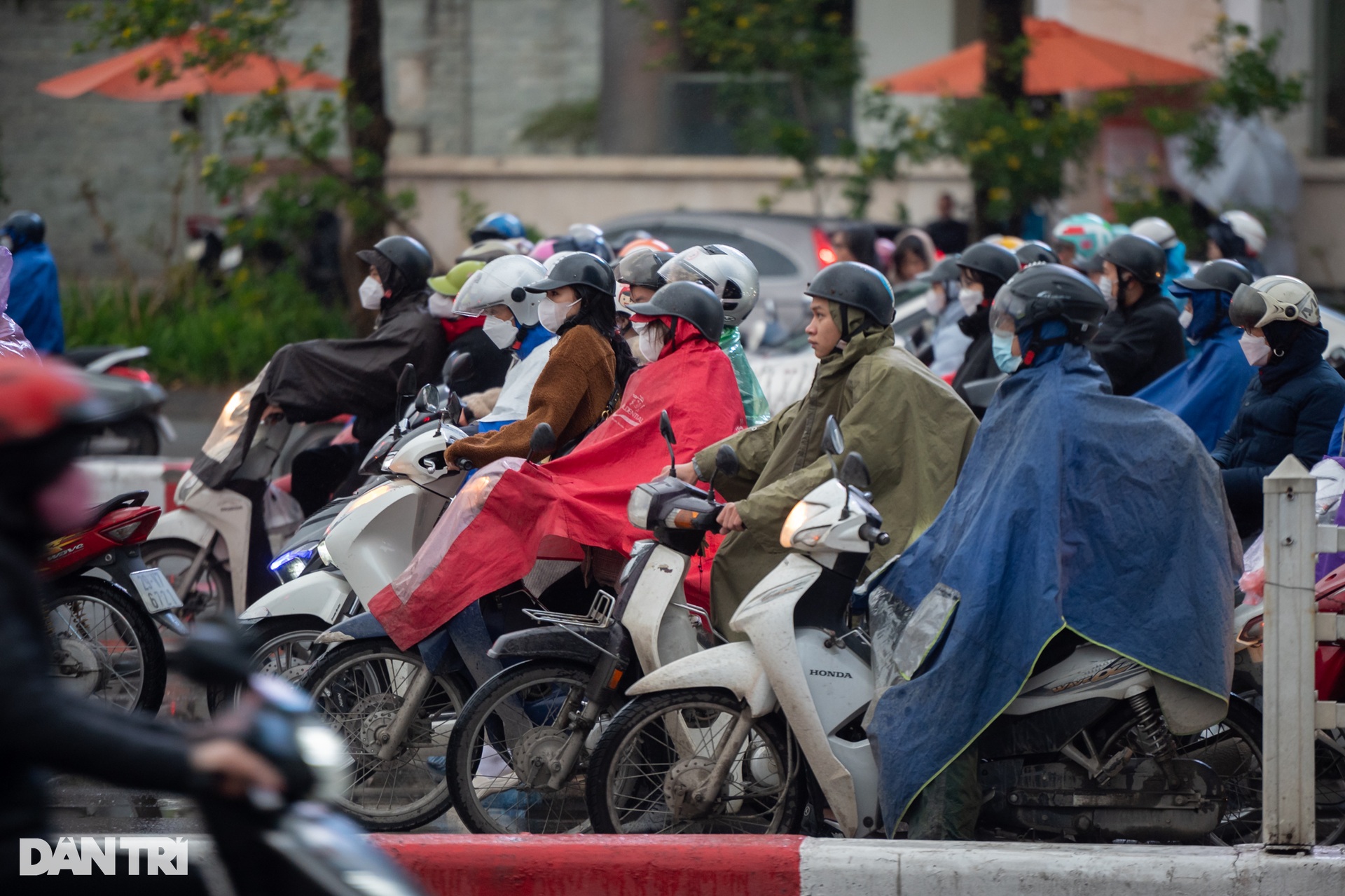 Người Hà Nội chật vật đi làm dưới trời mưa rét 12 độ C - 4 Người Hà Nội chật vật đi làm dưới trời mưa rét 12 độ C - 4