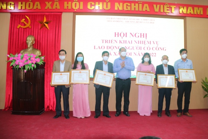 Khen thưởng các cá nhân đạt thành tích xuất sắc trong công tác lao động, người có công và xã hội năm 2021