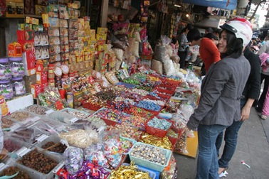 Thị trường Tết Nhâm Thìn: Bùng phát bánh, mứt, kẹo rởm