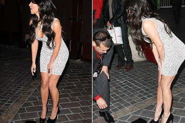 Váy bó khiến Kim Kardashian không thể cúi nhặt đồ
