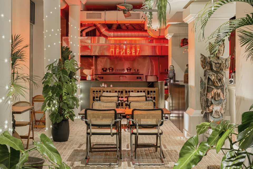 Quán cà phê ẩn chứa kho tàng đồ cổ độc lạ của nhiều quốc gia - 3 Quán cà phê ẩn chứa kho tàng đồ cổ độc lạ của nhiều quốc gia - 3