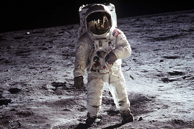 Mỹ: Nhà du hành được trả 33 USD công tác phí khi lên Mặt Trăng