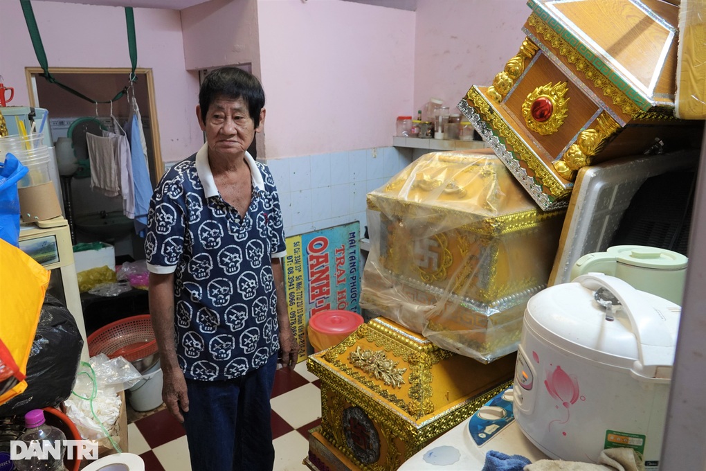 Người đàn ông 44 năm sống chung với hàng chục cỗ quan tài vì món nợ 50 đồng - 1 Người đàn ông 44 năm sống chung với hàng chục cỗ quan tài vì món nợ 50 đồng - 1