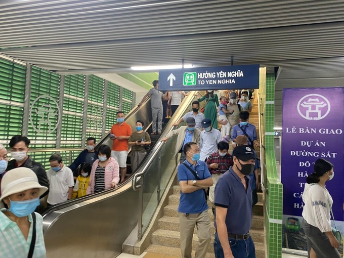 Lối lên xuống tại nhà ga