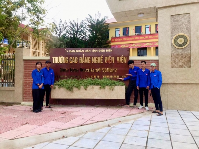 Cảnh quan sạch đẹp tại cổng chính Trường Cao đẳng nghề Điện Biên