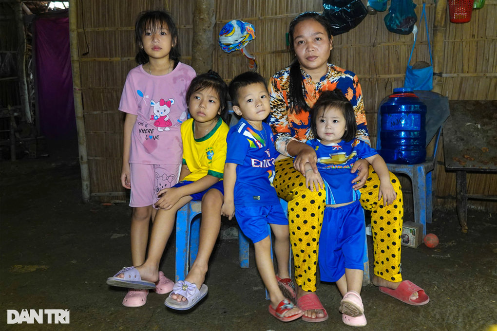 Người mẹ đơn thân nuôi 4 con được bạn đọc Dân trí giúp đỡ 200 triệu đồng - 2 Người mẹ đơn thân nuôi 4 con được bạn đọc Dân trí giúp đỡ 200 triệu đồng - 2