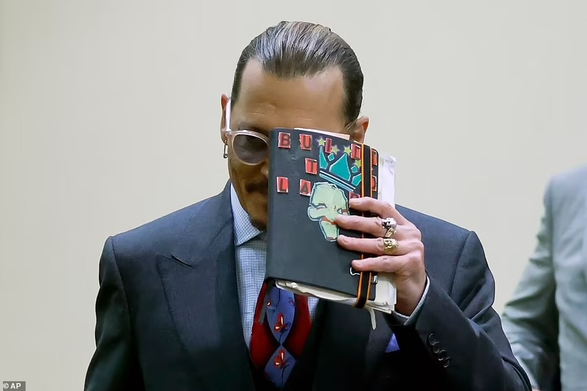 Đối đầu vợ cũ trước tòa, Johnny Depp có cách giải tỏa tâm lý... gây sốt - 3 Đối đầu vợ cũ trước tòa, Johnny Depp có cách giải tỏa tâm lý... gây sốt - 3