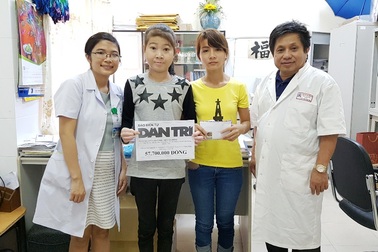 Trao hơn 57 triệu đồng cho gia đình nữ sinh lớp 9 nghèo bị lupus ban đỏ