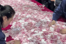 Công ty chi 200 tỷ đồng thưởng Tết, nhân viên "đếm bao nhiêu lấy bấy nhiêu"