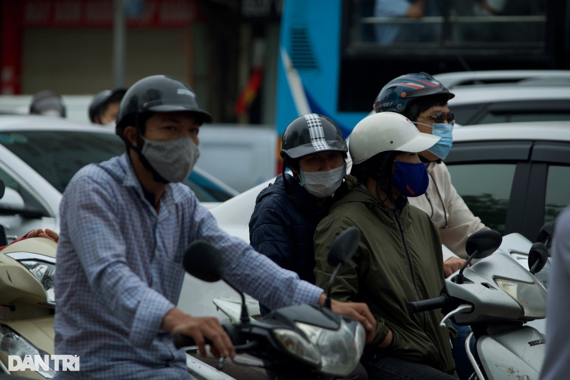 Người Hà Nội co ro trong cái lạnh giữa mùa hè - 5 Người Hà Nội co ro trong cái lạnh giữa mùa hè - 5