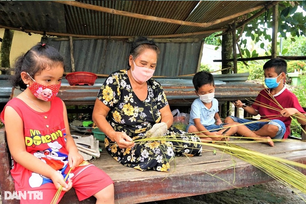 Chồng mất vì Covid, vợ nghèo lo 3 con thất học được hỗ trợ 77 triệu đồng - 2 Chồng mất vì Covid, vợ nghèo lo 3 con thất học được hỗ trợ 77 triệu đồng - 2