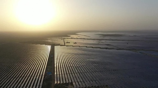 Sa mạc "người không dám sống" thành công viên điện mặt trời khổng lồ